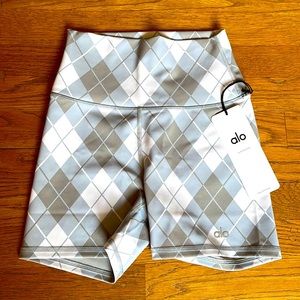 NWT Alo vapor high waisted argyle short in gravel/titanium